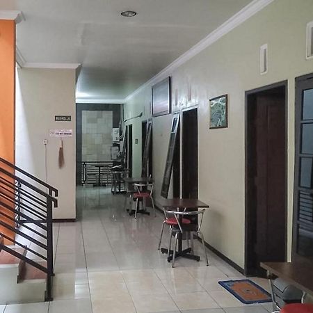 Baitussafar Ummi 1 Syariah Hotel Malang Exterior photo